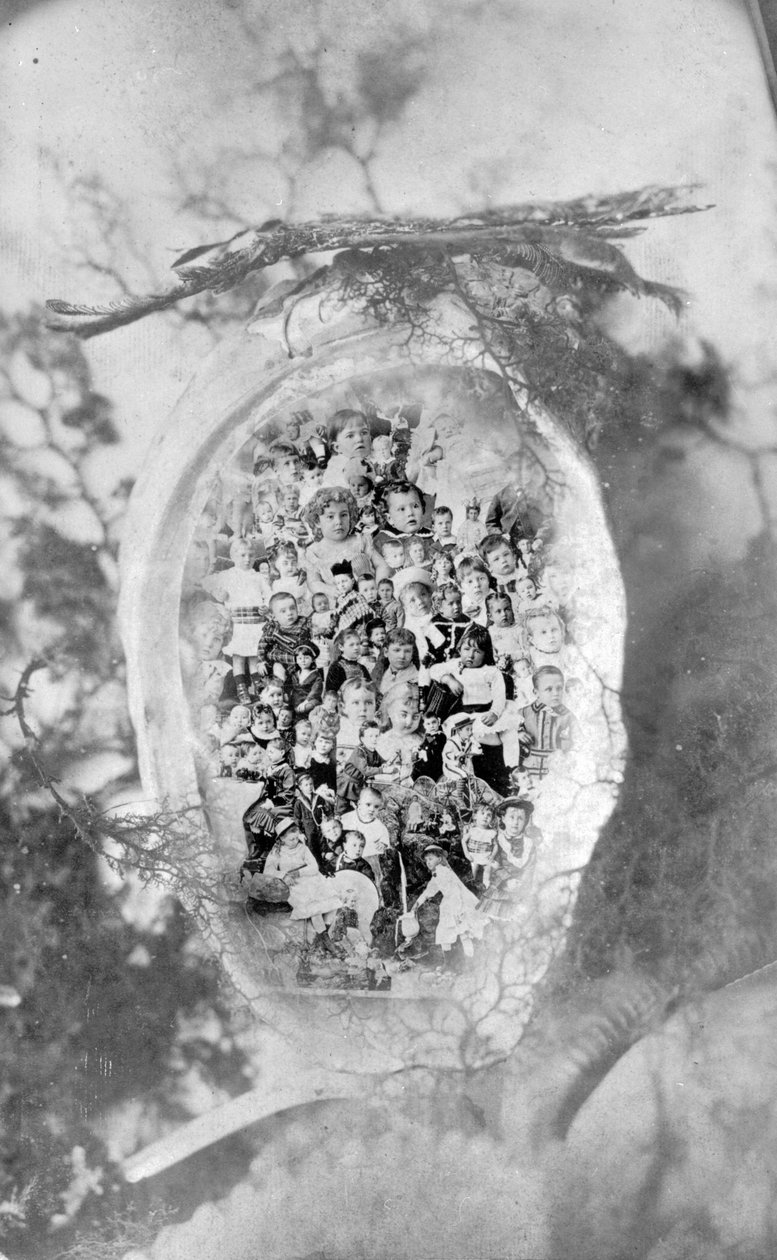 Foto compuesta de niños superpuestos en una concha de abulón, hecha al estilo de The Gems of British Columbia, c.1880 (foto en blanco y negro) de Hannah Maynard