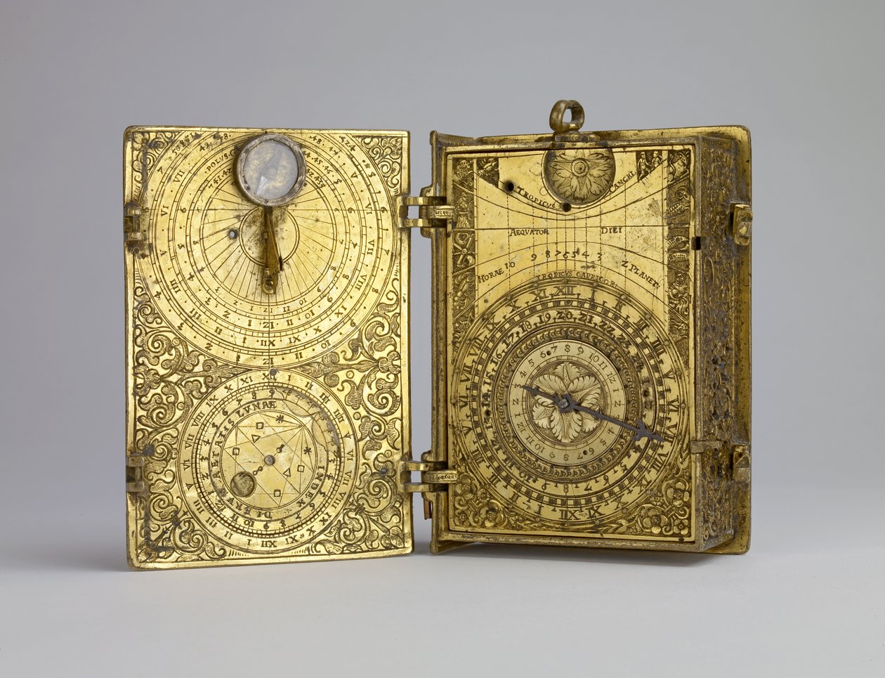 Reloj de bolsillo con alarma, relojes de sol y volvelle lunar en forma de libro, c. 1580 de Hans Kock