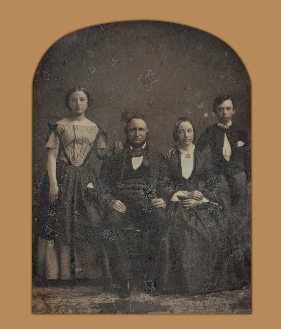 Retrato de grupo de una familia no identificada de Harrison and Hill
