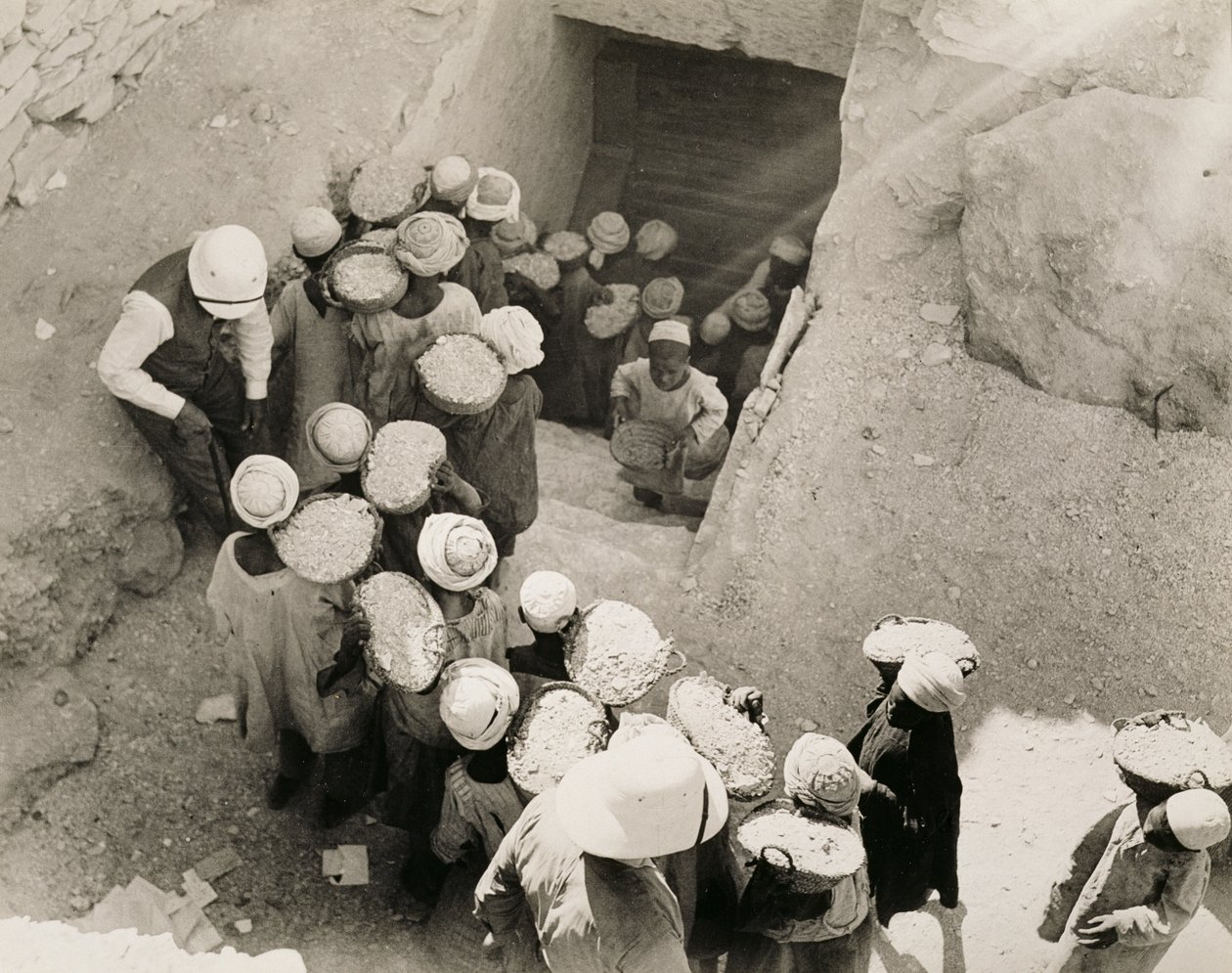Cierre de la tumba de Tutankamón, Valle de los Reyes, febrero de 1923 (impresión en plata gelatina) de Harry Burton