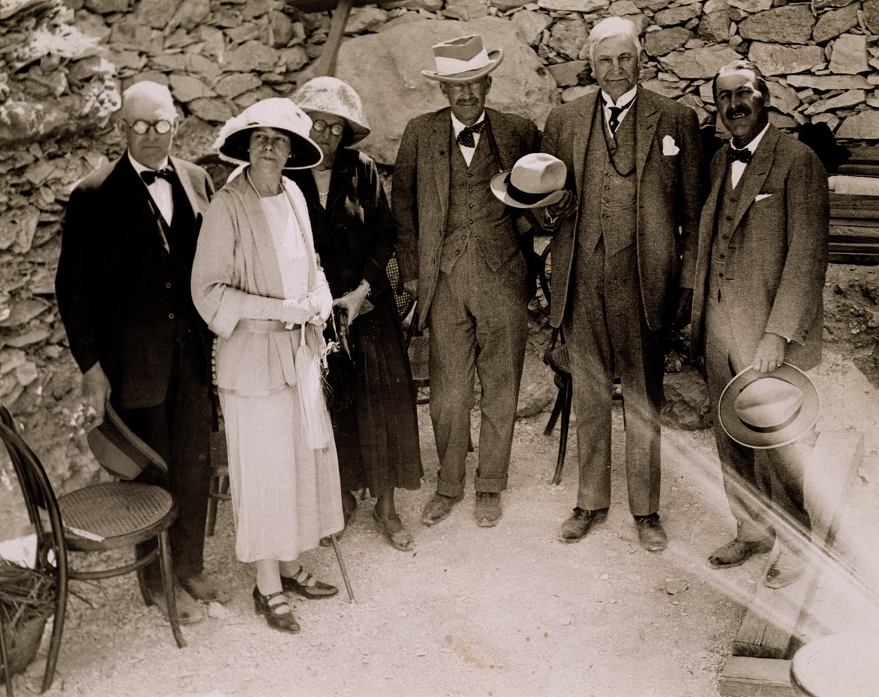 Howard Carter (1873-1939) y un grupo de europeos junto a las excavaciones de la tumba de Tutankamón, Valle de los Reyes (impresión en plata gelatina) de Harry Burton