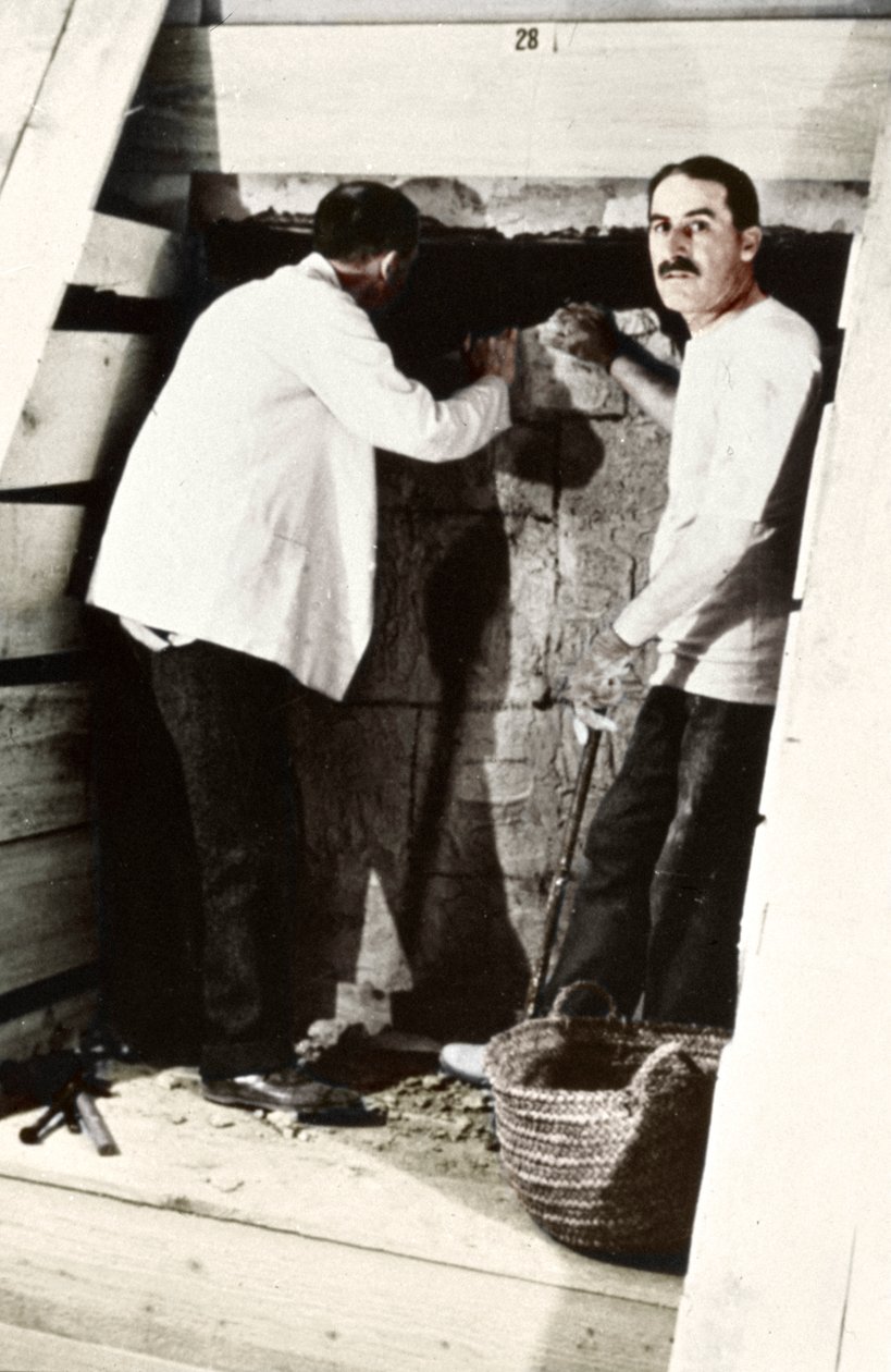Howard Carter y un colega excavando una tumba en el Valle de los Reyes, Egipto, 1922 de Harry Burton