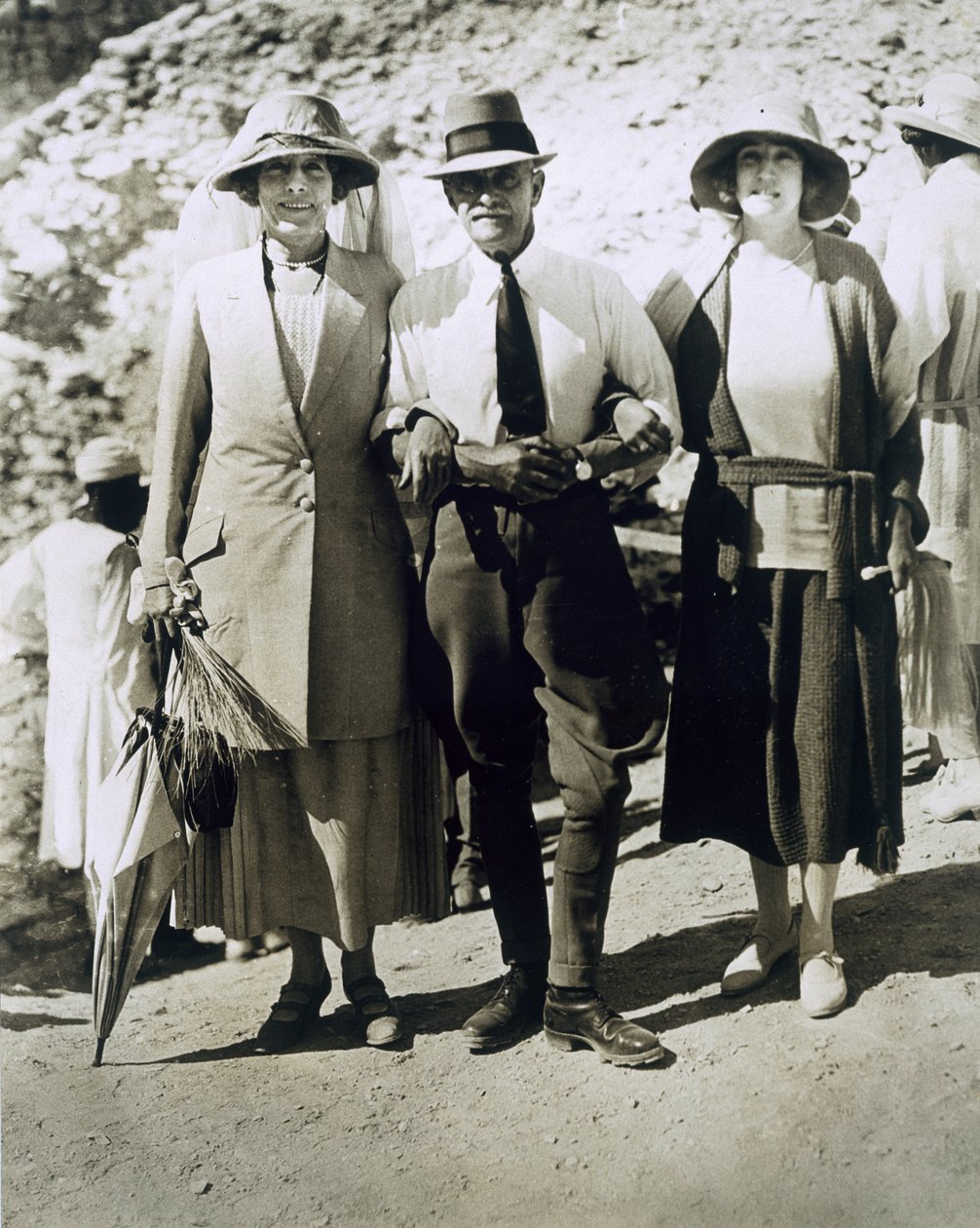 De izquierda a derecha: Lady Somerleyton, el Coronel Watson Pasha y la Honorable Lady Alexander en la Tumba de Tutankhamón, Valle de los Reyes de Harry Burton