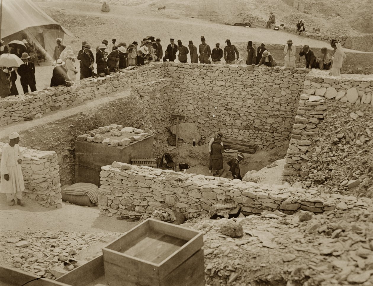 Lord Carnarvon (1866-1923) Lady Evelyn Herbert y Howard Carter (1873-1939) en la tumba de Tutankamón, Valle de los Reyes (impresión en plata gelatina) de Harry Burton