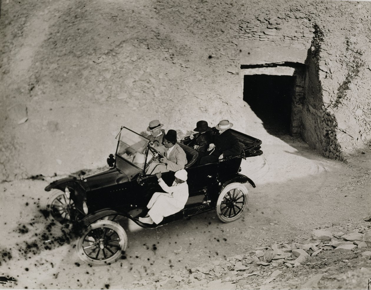 Primera visita de Lord Carnarvon al Valle de los Reyes: Lord Carnarvon (1866-1923) y su grupo en un automóvil de Harry Burton