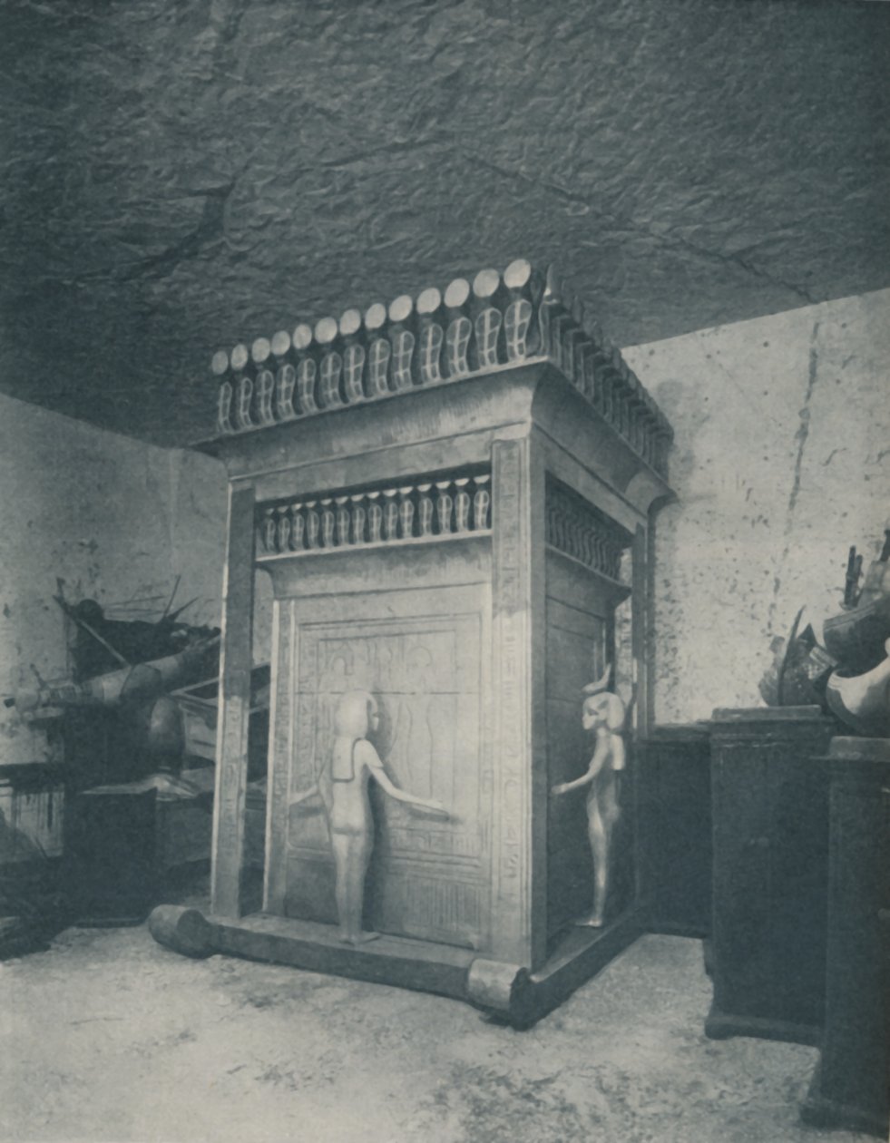 Santuario Canópico Ricamente Tallado y Brillante con Oro, c1935 de Harry Burton