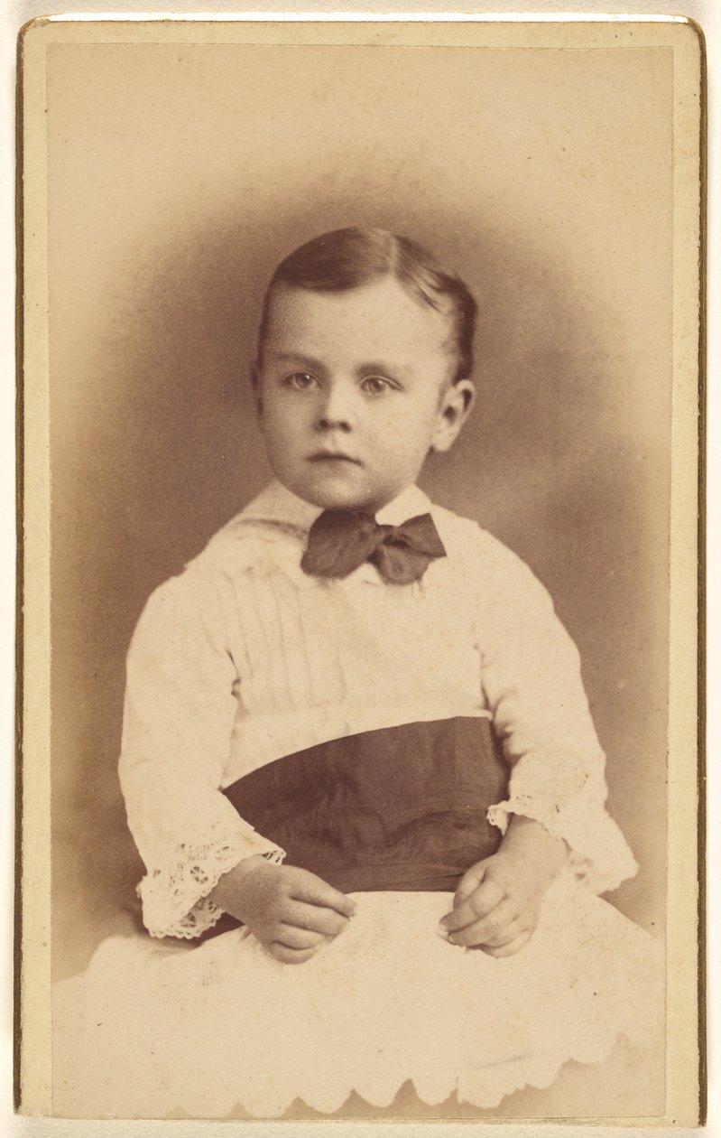 [Niño sin identificar con pajarita, sentado] de Hastings and White and Fisher