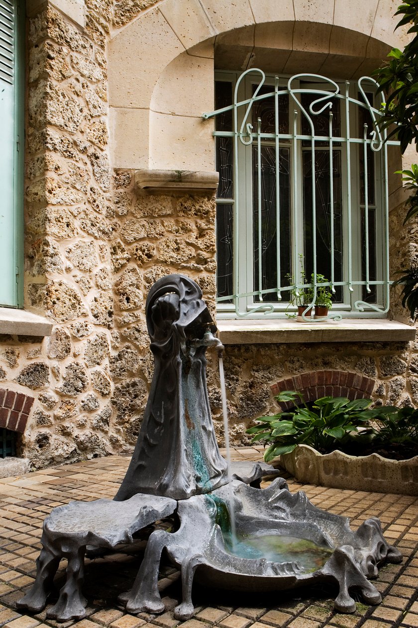 Fuente, patio del Castel Beranger, 1897-98 de Hector Guimard
