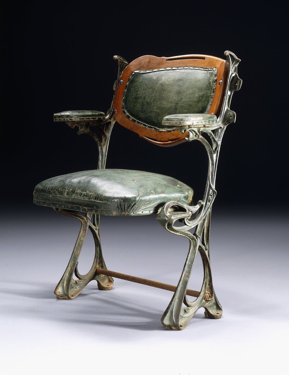 Silla de hierro y madera diseñada para el Concert Hall Humbert de Romans, París de Hector Guimard