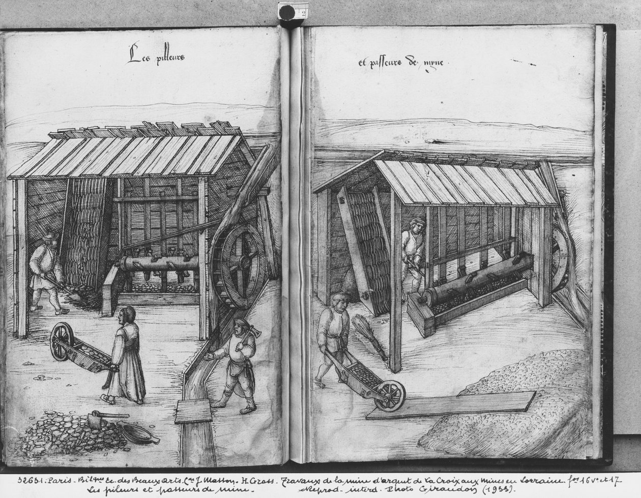 Mina de plata de La Croix-aux-Mines, Lorena, fol.16v y fol.17r, triturando y lavando el mineral, c.1530 de Heinrich Gross or Groff