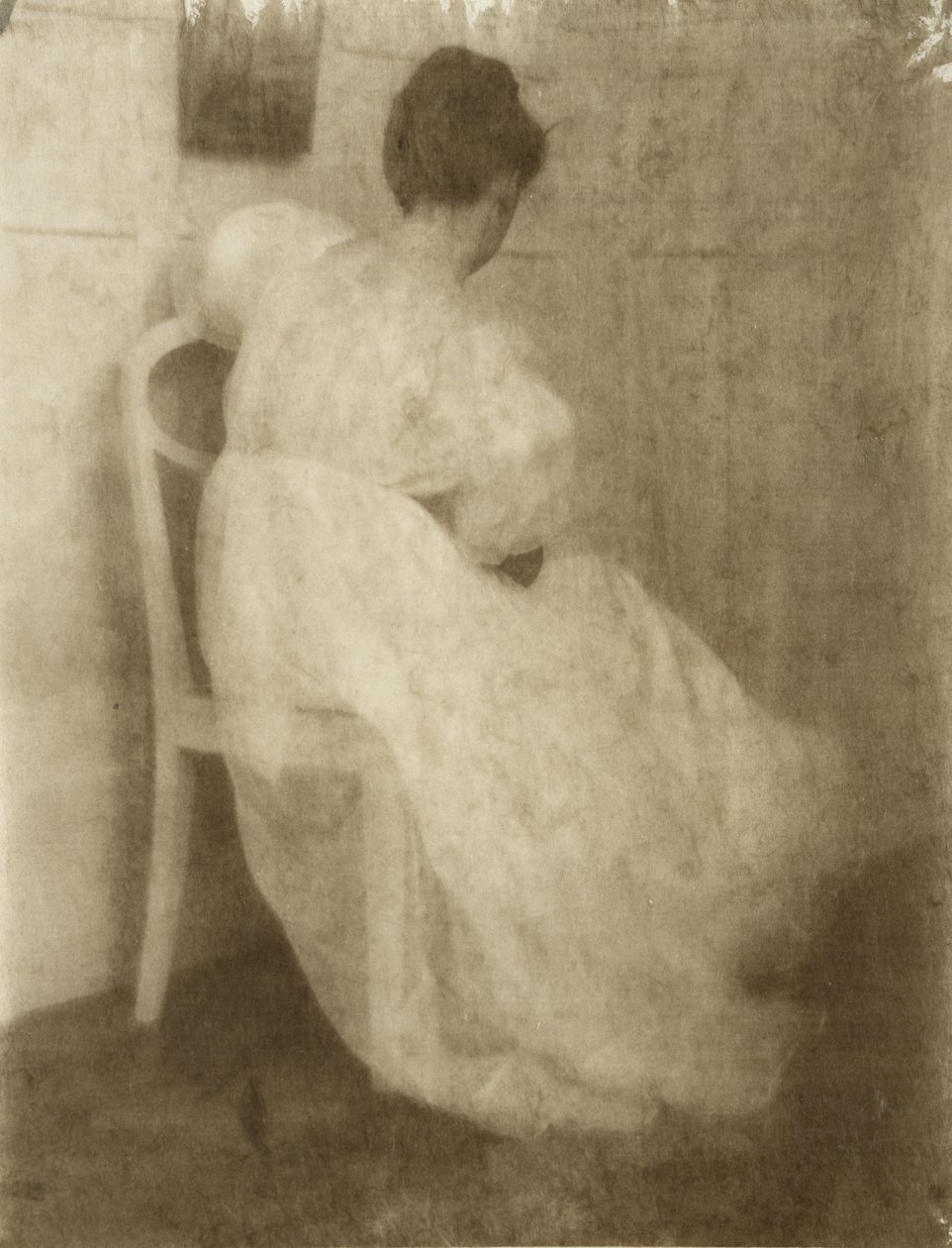 Mary Warner en una silla blanca, c.1910 de Heinrich Kuhn