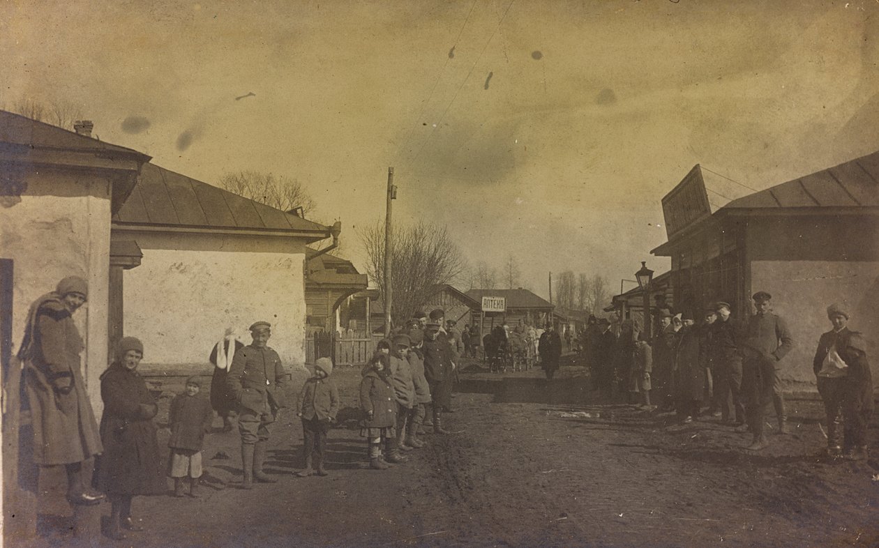 Primera Guerra Mundial: Ucrania en los años 1914-1916 durante la invasión del ejército alemán. Militares y civiles en la calle de una ciudad de Heldenfriedhof Dsessentniki (attr. to)