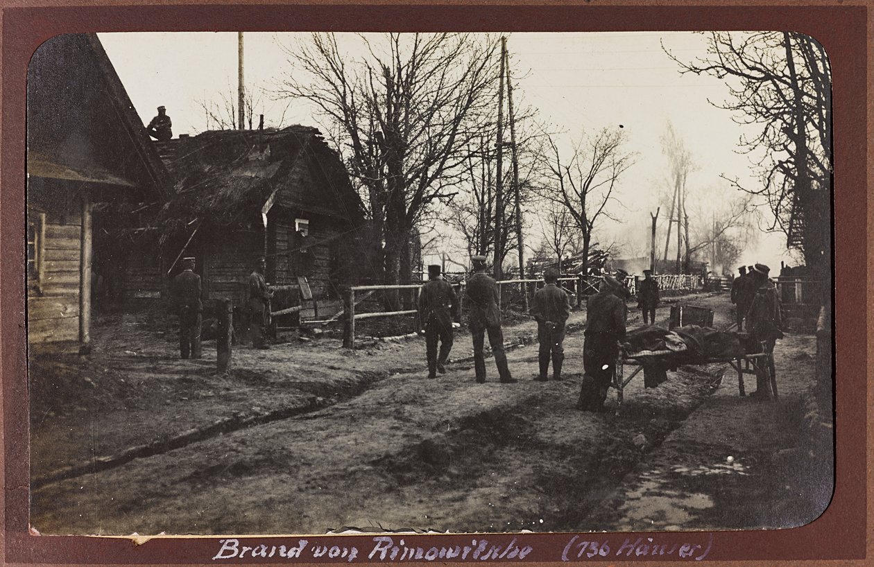 Primera Guerra Mundial: Ucrania en los años 1914-1916 durante la invasión del ejército alemán. Militar con un herido de Heldenfriedhof Dsessentniki (attr. to)