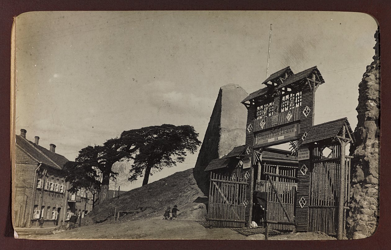 Primera Guerra Mundial: Ucrania en los años 1914-1916 durante la invasión del ejército alemán. Vista de Lida (foto en blanco y negro) de Heldenfriedhof Dsessentniki (attr. to)
