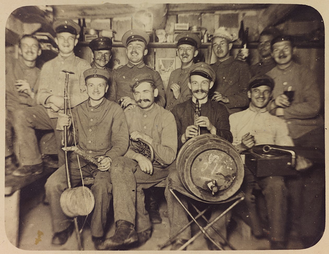 Primera Guerra Mundial: Ucrania en los años 1914-1916 durante la invasión del ejército alemán. Grupo de soldados durante un momento de descanso (foto en blanco y negro) de Heldenfriedhof Dsessentniki (attr. to)
