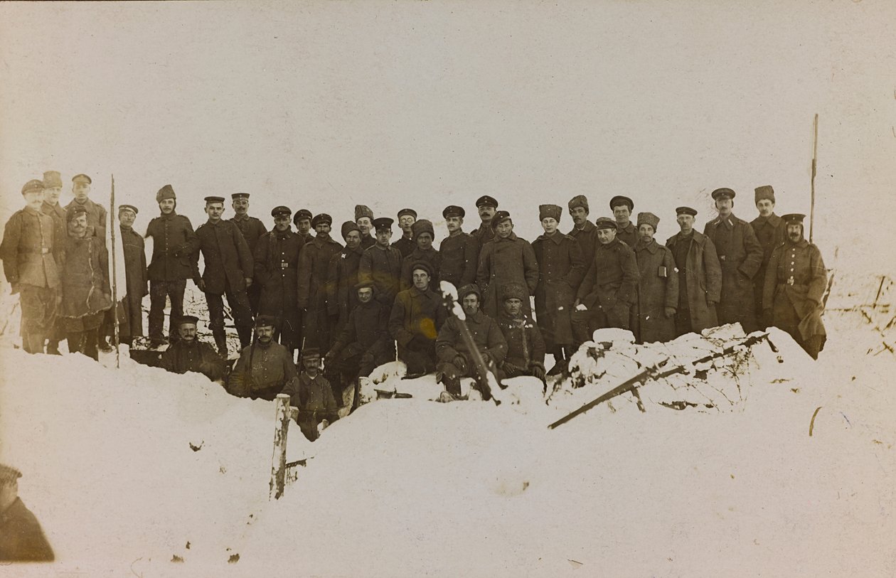 Primera Guerra Mundial: Ucrania en los años 1914-1916 durante la invasión del ejército alemán. Grupo de soldados (foto en blanco y negro) de Heldenfriedhof Dsessentniki (attr. to)
