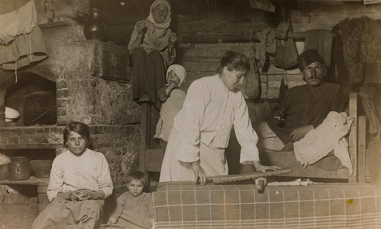 Primera Guerra Mundial: Ucrania en los años 1914-1916 durante la invasión del ejército alemán. Familia dentro de una casa (foto en blanco y negro) de Heldenfriedhof Dsessentniki (attr. to)