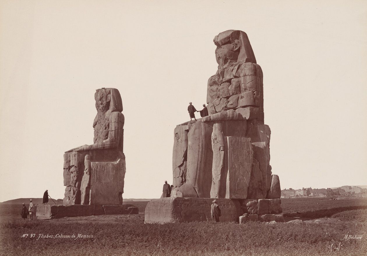 Thebes, Colosses de Memnon (Tebas, Colosos de Memnon),1870s (foto) de Henri Béchard