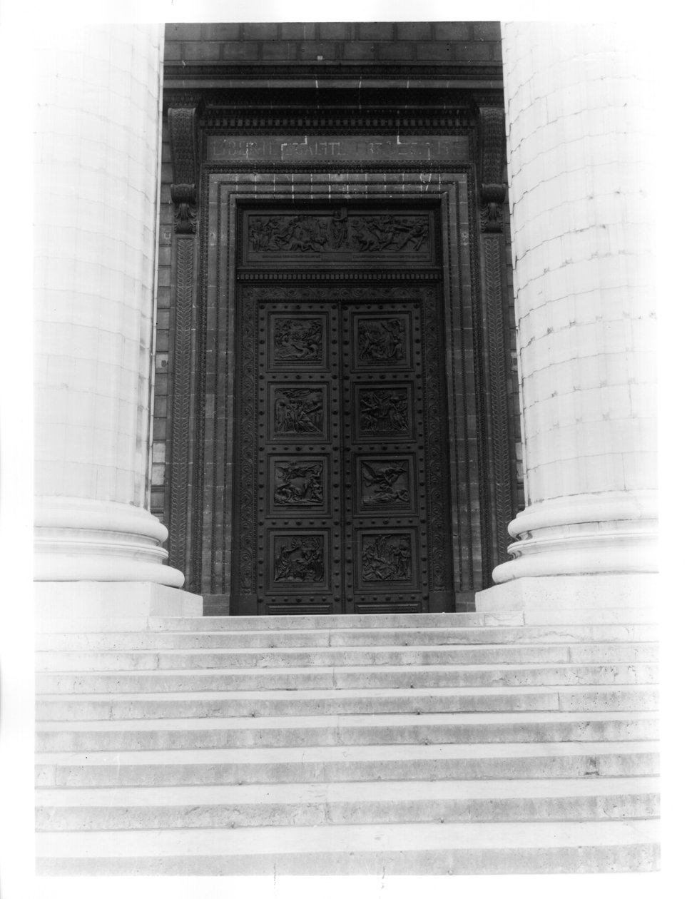 Vista de la puerta de La Madeleine compuesta por ocho paneles en relieve que representan el Decálogo y escenas del Antiguo Testamento de Henri Joseph Francois de, baron Triqueti