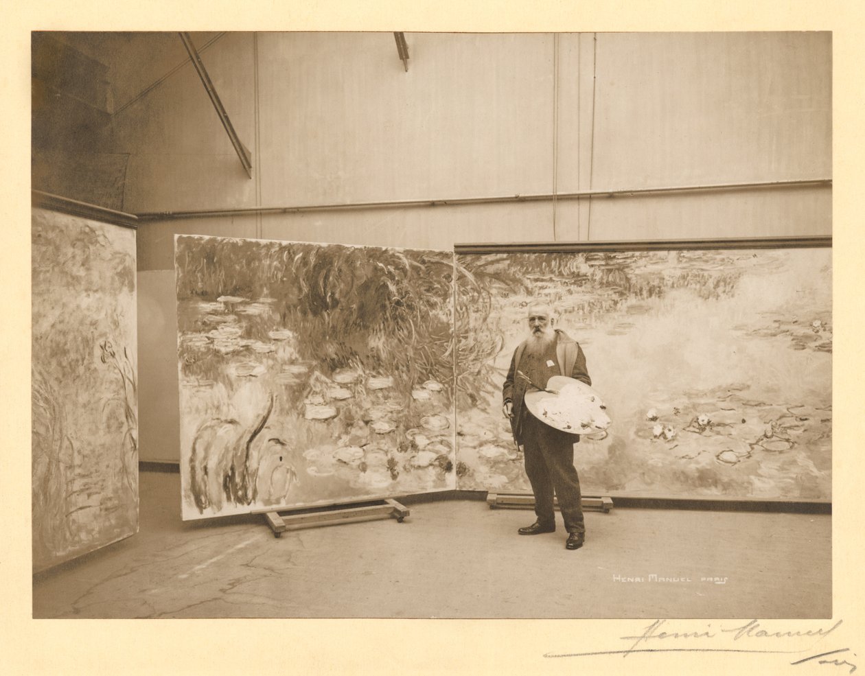 Claude Monet (1840-1926) delante de sus cuadros "Los Nenúfares", en su estudio de Giverny de Henri Manuel