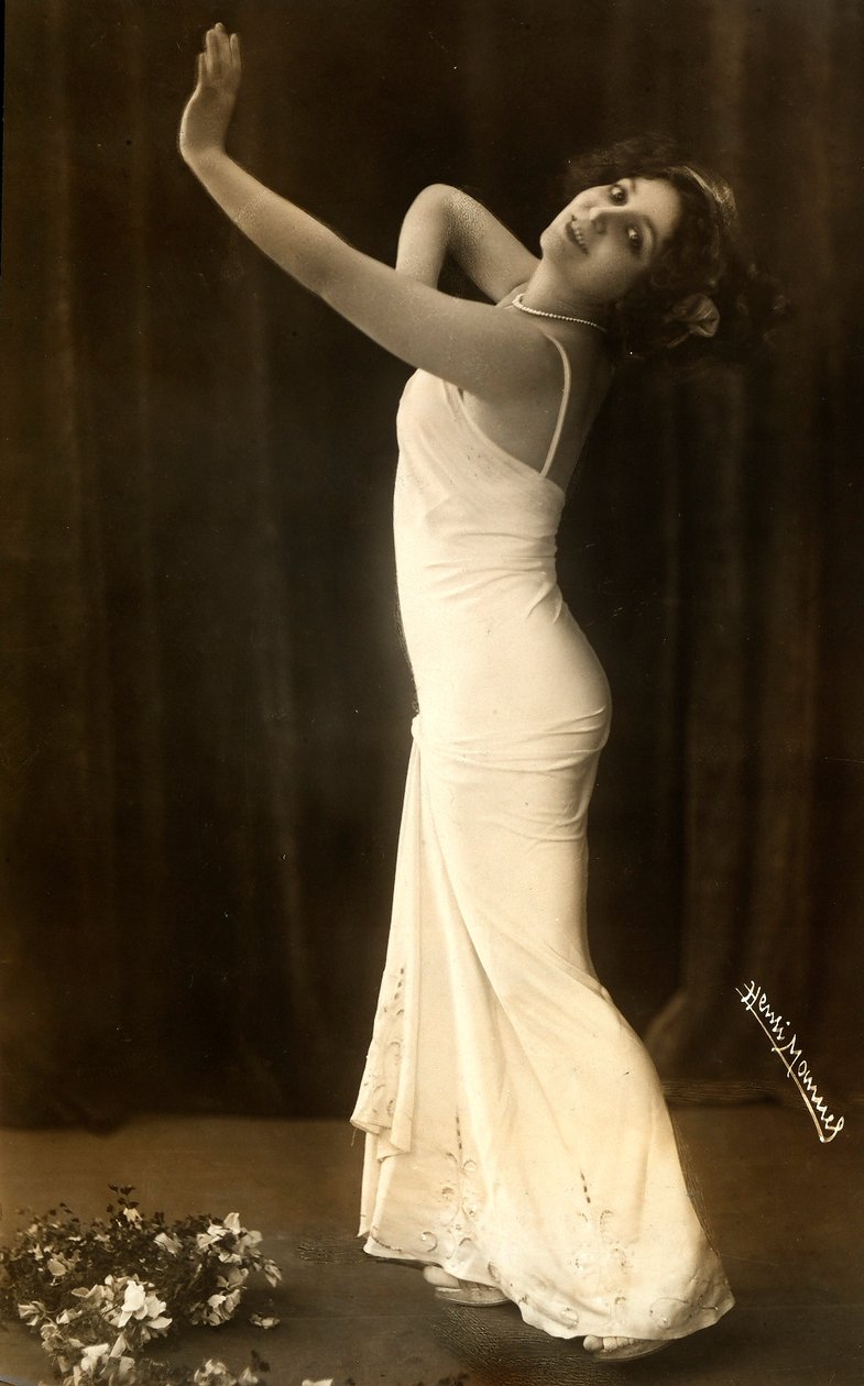Retrato de la actriz francesa Regina Badet en una pose evocadora, con un largo vestido blanco. de Henri Manuel