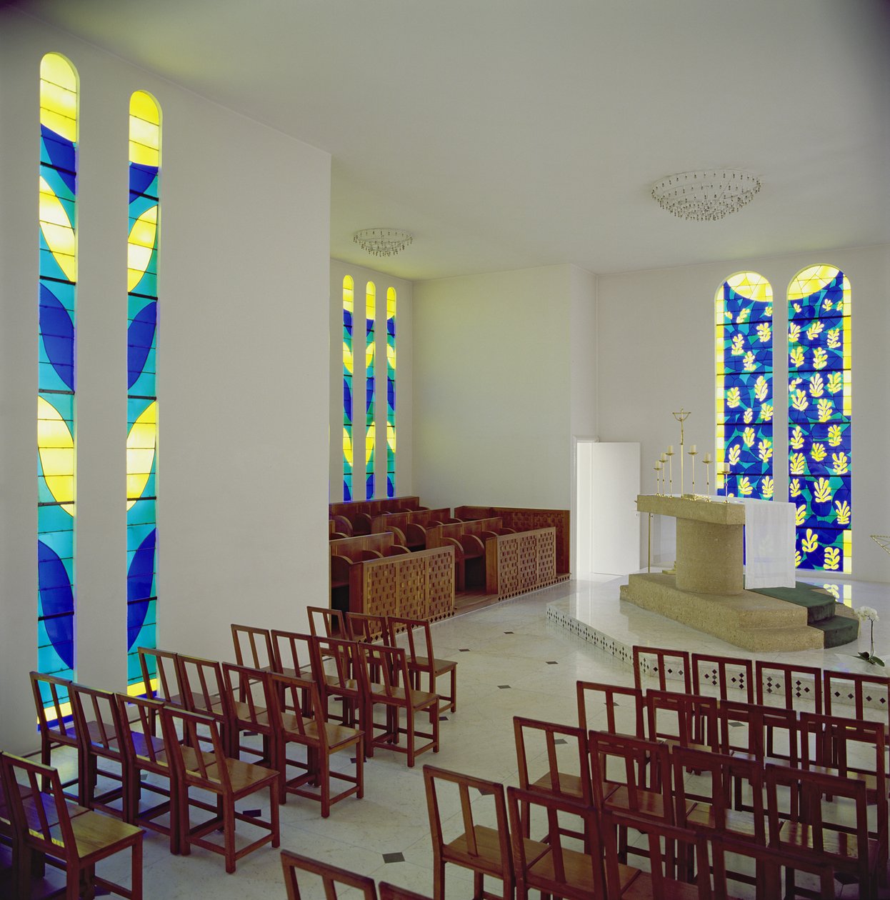 Vista interior con el Altar de la Capilla del Rosario, Vence de Henri Matisse