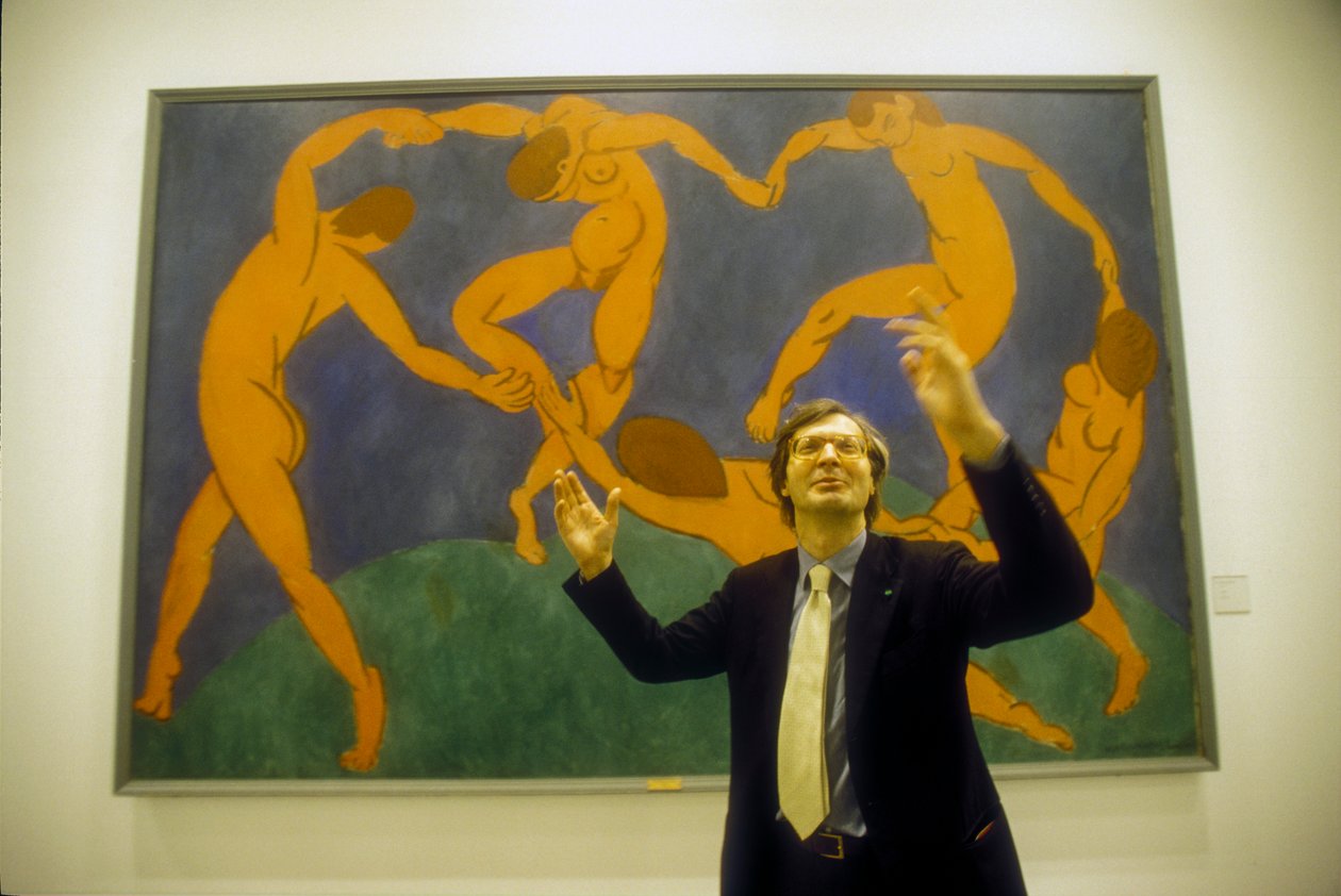 Roma, Cuadras del Quirinal, 2000. El crítico de arte italiano Vittorio Sgarbi ante "La danza" de Henri Matisse en la exposición "Cien obras maestras del Hermitage" (foto) de Henri Matisse