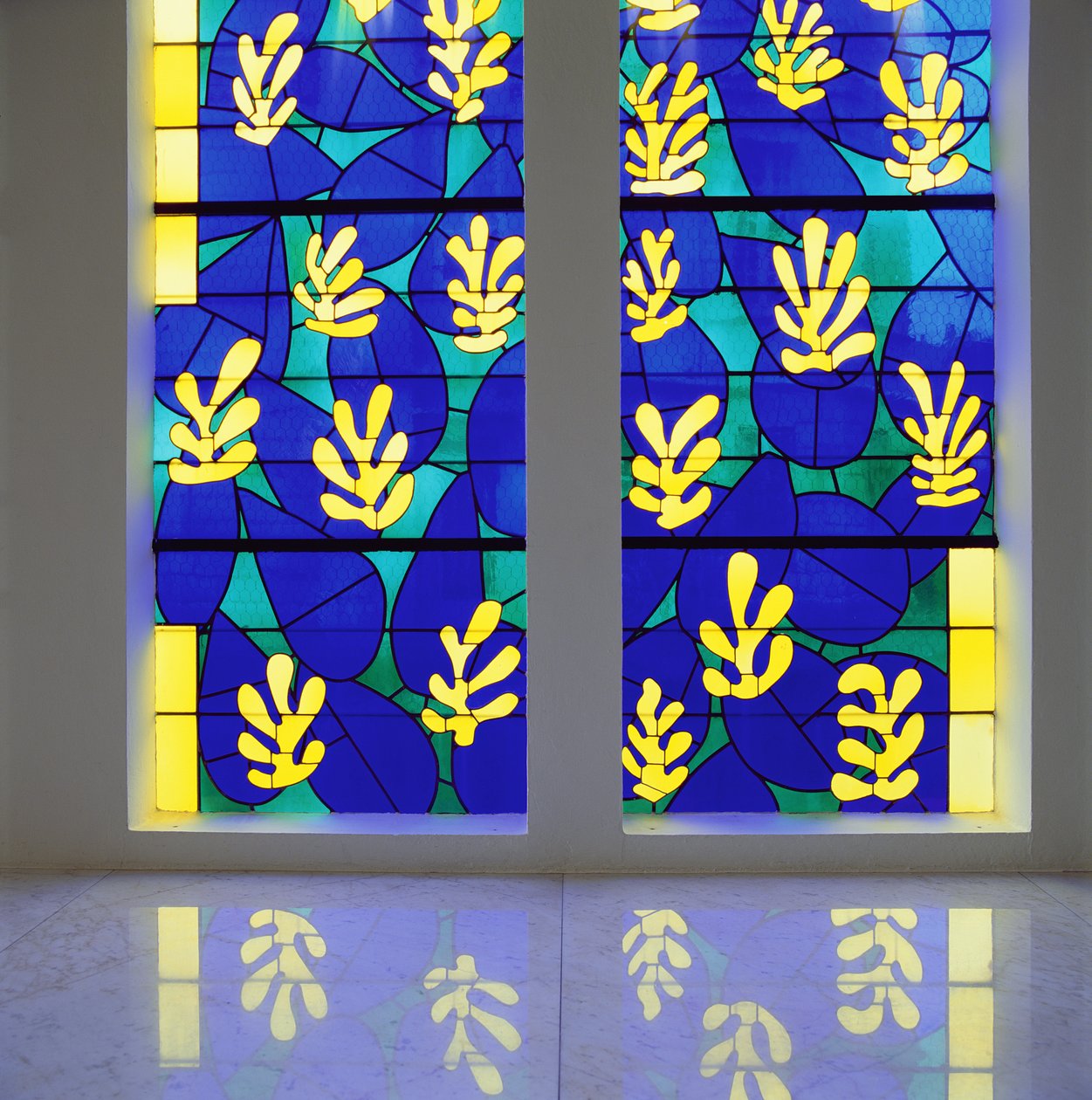 Árbol de la Vida" Vidriera detrás del altar de la Capilla del Rosario, Vence de Henri Matisse