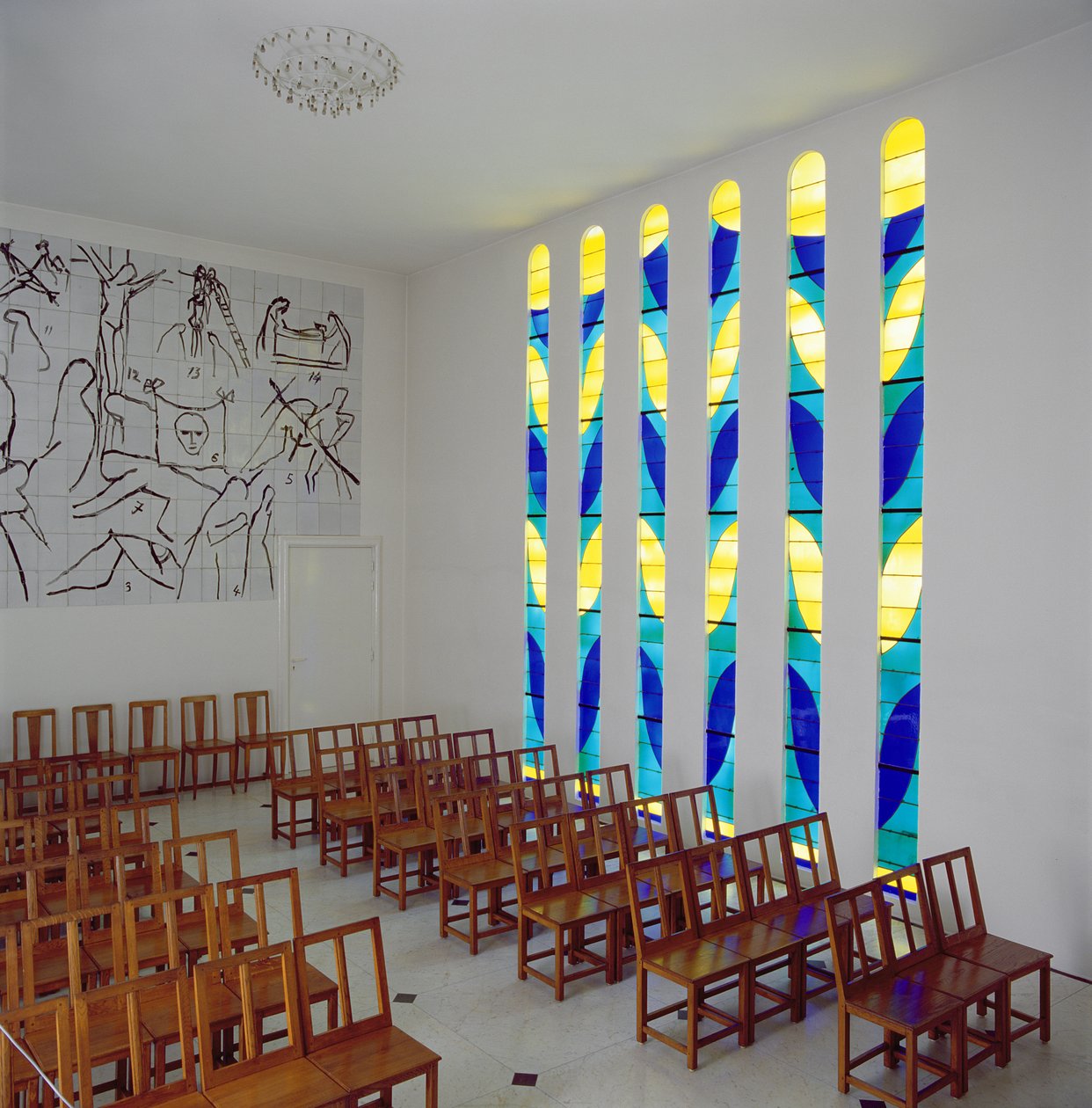 Vista de la nave, vidriera lateral y Vía Crucis de la Capilla del Rosario, Vence de Henri Matisse