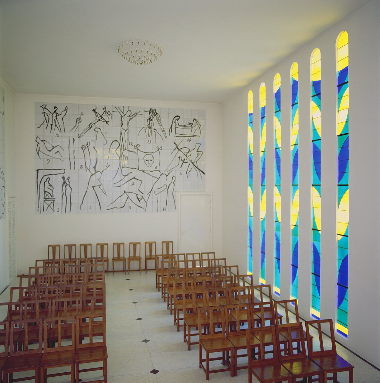 Vista de la nave, vidriera lateral y Vía Crucis de la Capilla del Rosario, Vence de Henri Matisse