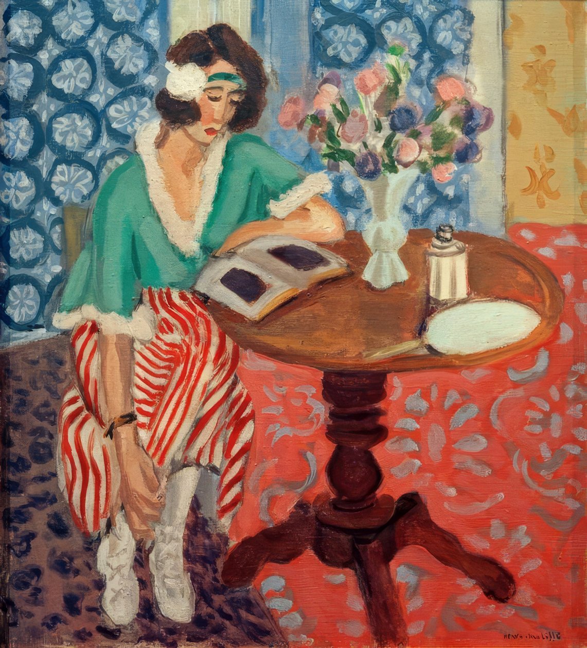 Mujer leyendo en una mesa ((con vestido a rayas verdes y rojas) de Henri Matisse