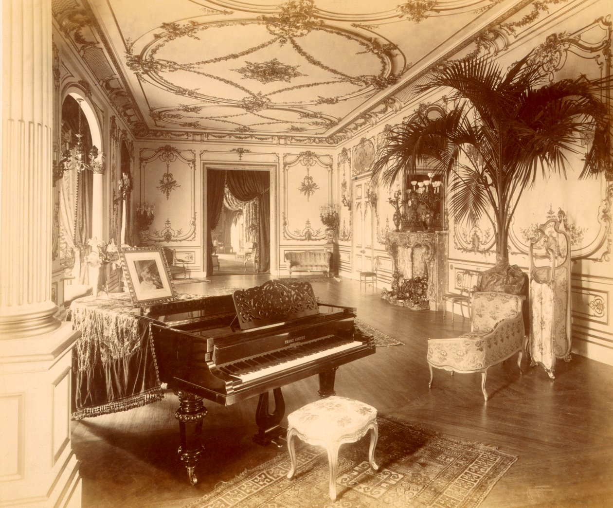 El salón de baile en 17 Grosvenor Place, Londres, 1890 de Henry Bedford Lemere