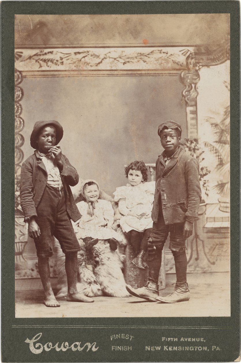 Retrato de cuatro niños,c. 1890 (foto) de Henry Cowan