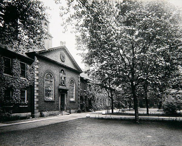 Las casas de beneficencia de los ferreteros, Kingsland Road, Shoreditch, c.1910 de Henry Dixon