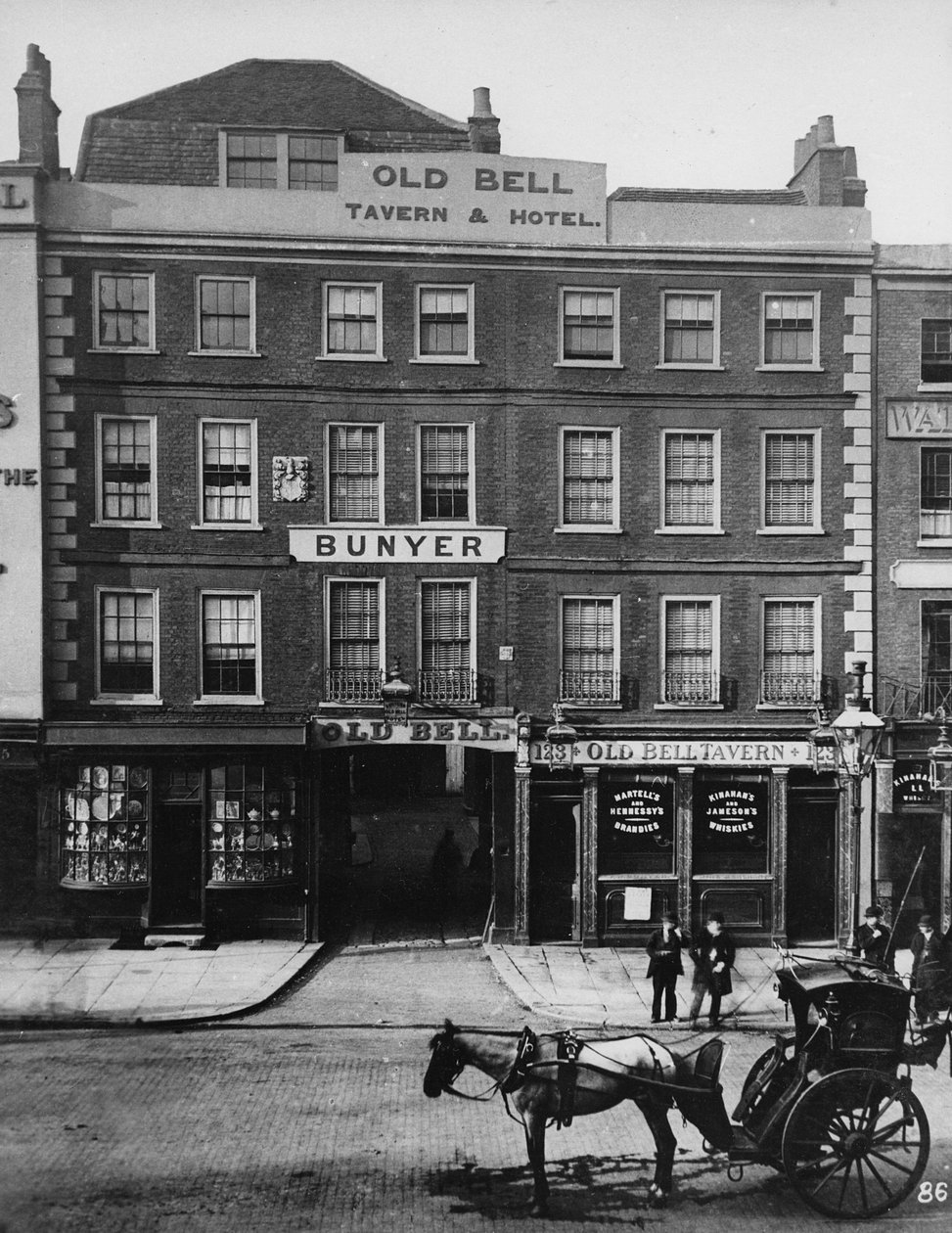 La vieja posada Bell, High Holborn, c.1884 de Henry Dixon