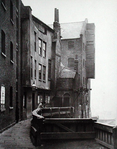 Vista de figuras en el muelle de St. Mary Overie, Bankside de Henry Dixon