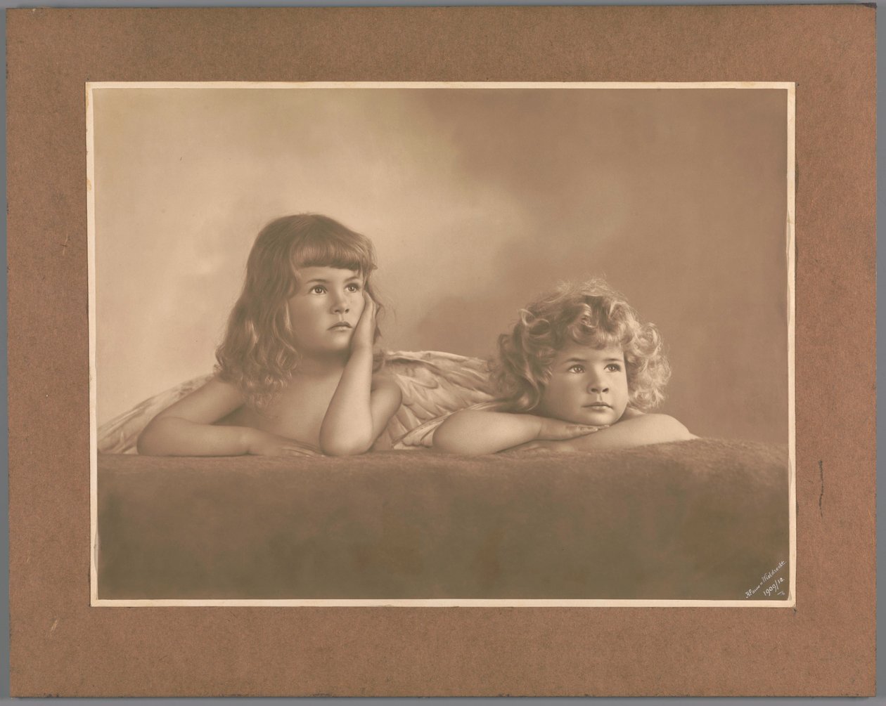 Retrato de Agnes Renée e Irène Heloïse Pauw van Wieldrecht, hijas del fotógrafo, en una pose tomada de los putti de la Virgen Sixtina de Rafael (Dresde, Galería Alte Meister) de Henry Pauw van Wieldrecht