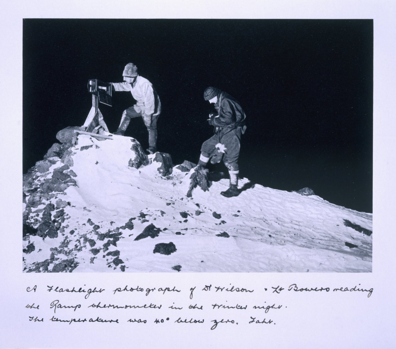 Una fotografía con flash del Dr. Wilson y el Tte. Bowers leyendo el termómetro Ramp. La temperatura era de 40 grados bajo cero Fahrenheit, de 