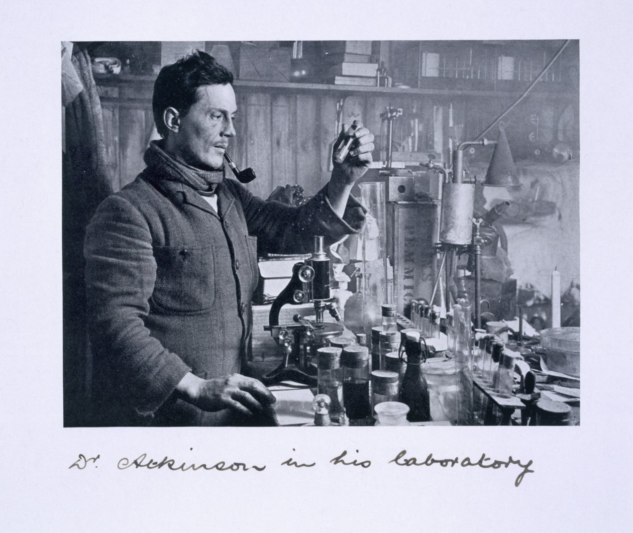 Dr. Atkinson en su laboratorio, de 