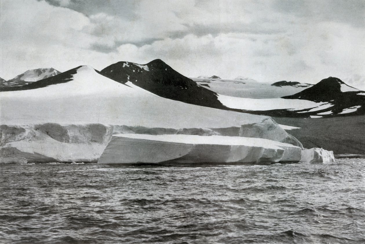 Un iceberg desprendiéndose de un glaciar en el Cabo Crozier, c1911 de Herbert Ponting
