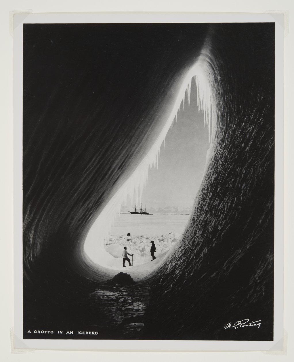 Una gruta en un iceberg de Herbert Ponting