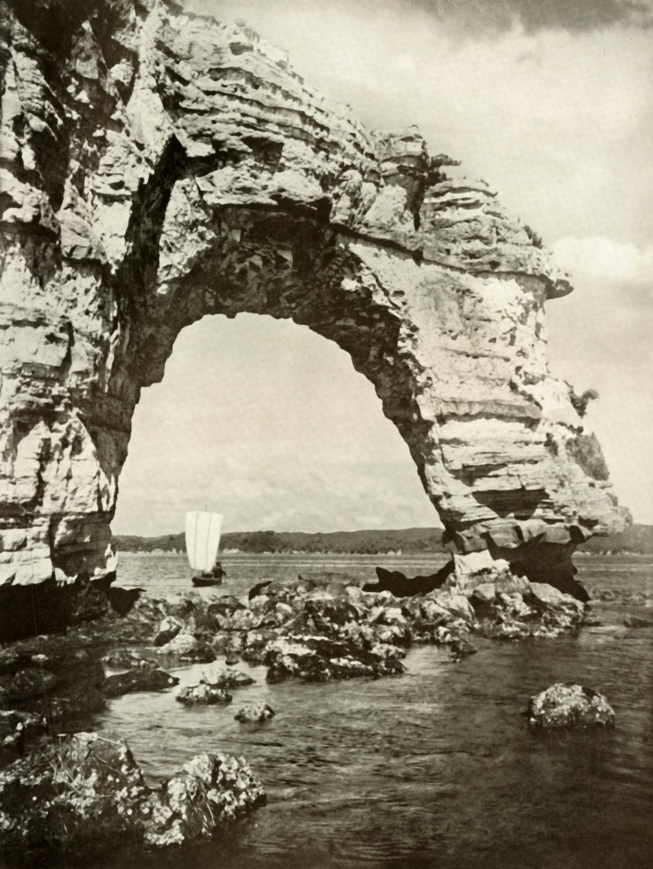 Un arco desgastado por el mar en Matsushima, 1910 de Herbert Ponting