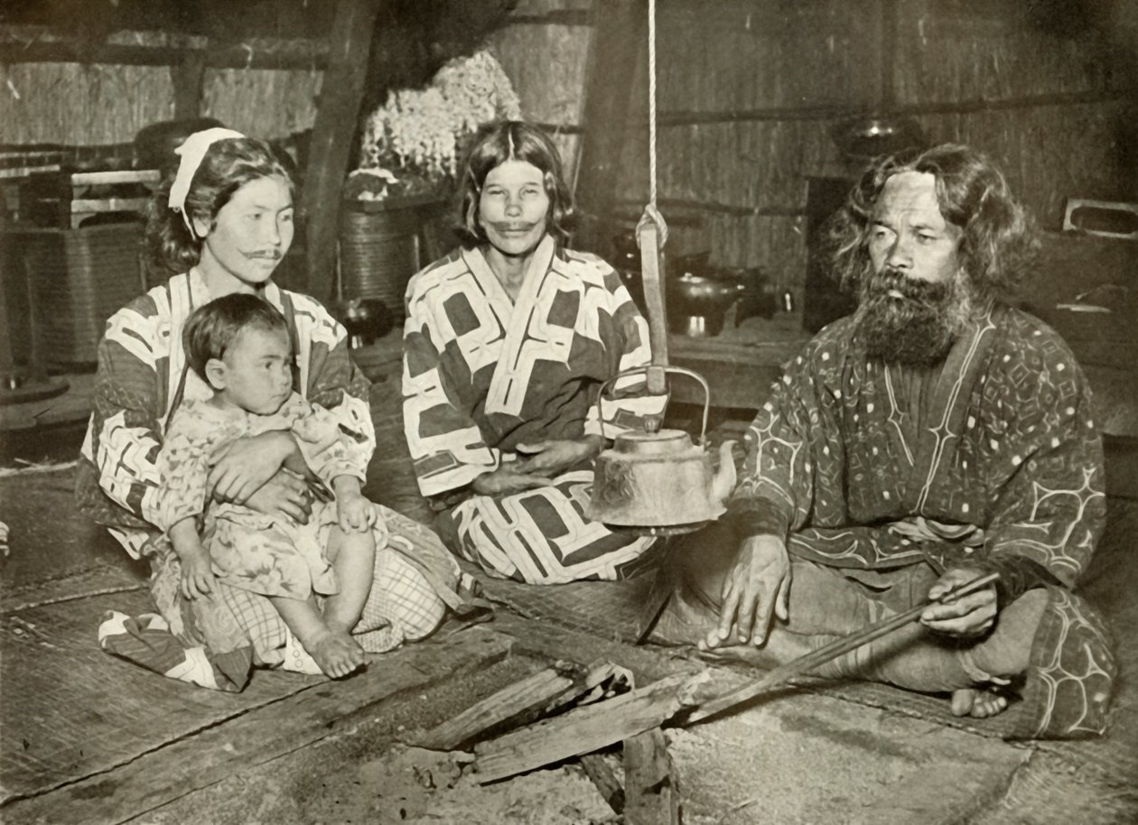 Hombre y Mujeres Ainu en Casa, 1910 de Herbert Ponting