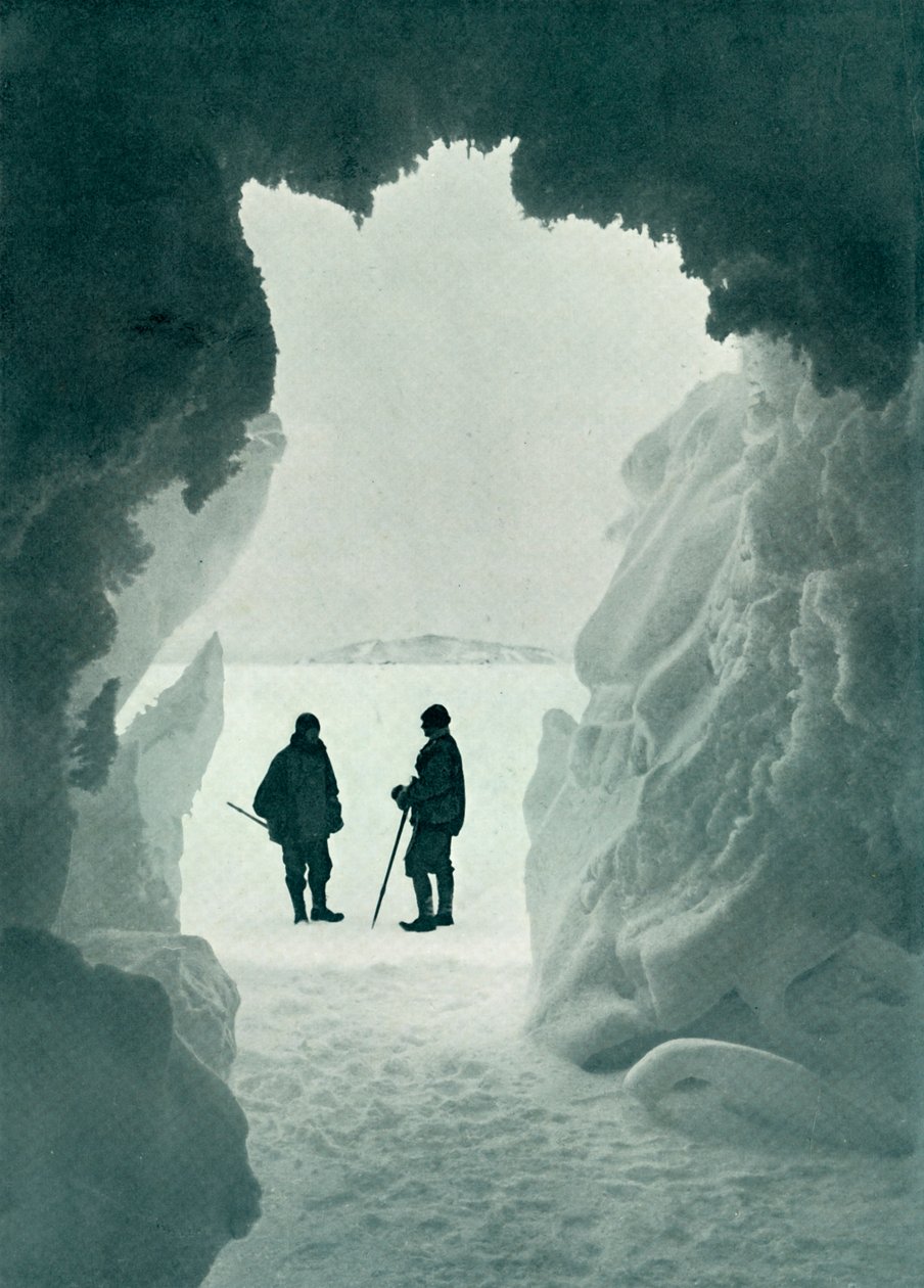 Una gruta de hielo - Isla Tent en la distancia, Capitán Scott y Wright, c1911 de Herbert Ponting