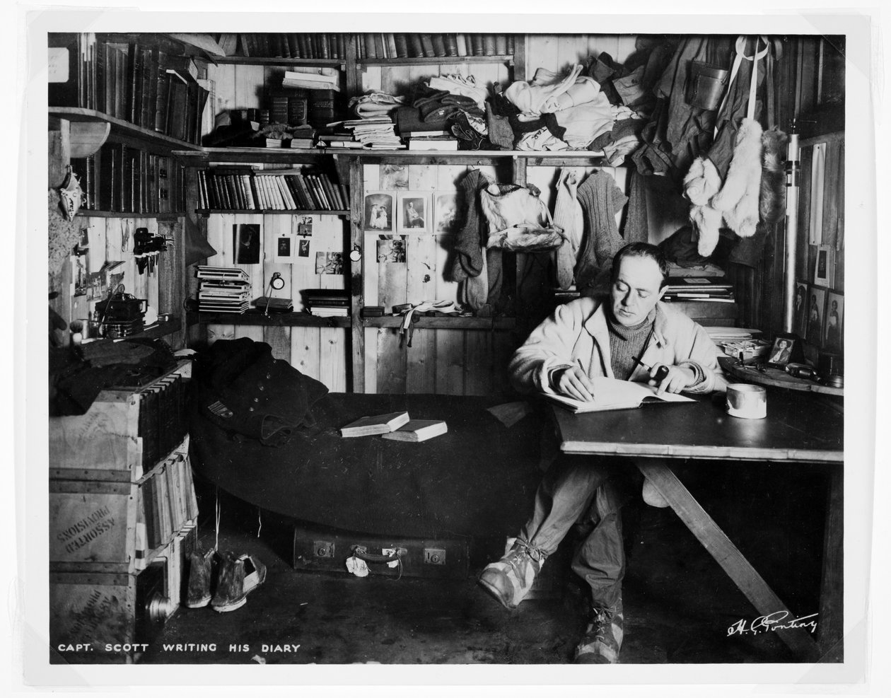 Capitán Scott escribiendo su diario, durante la expedición 