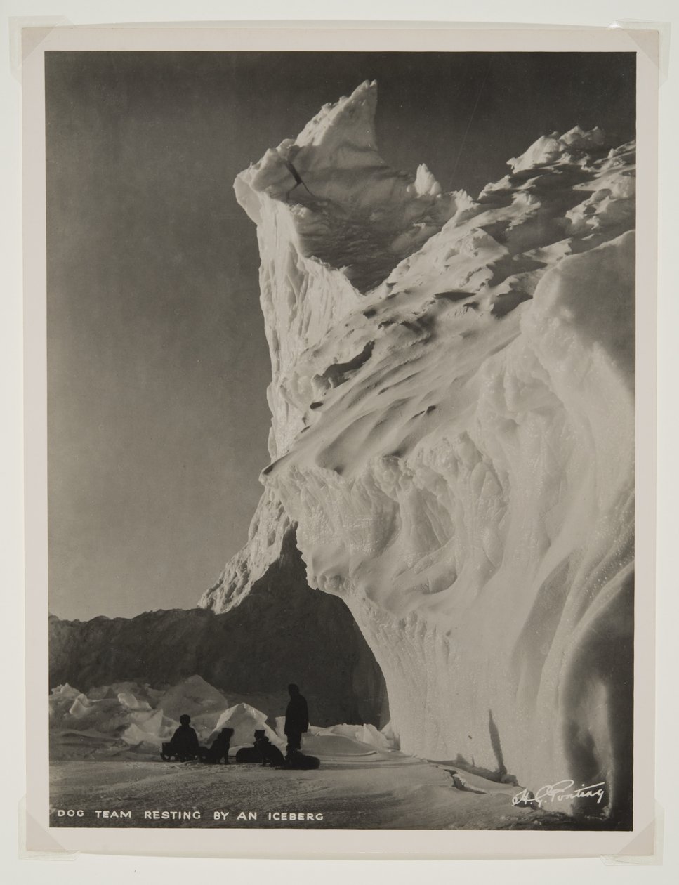 Equipo de perros descansando junto a un iceberg de Herbert Ponting