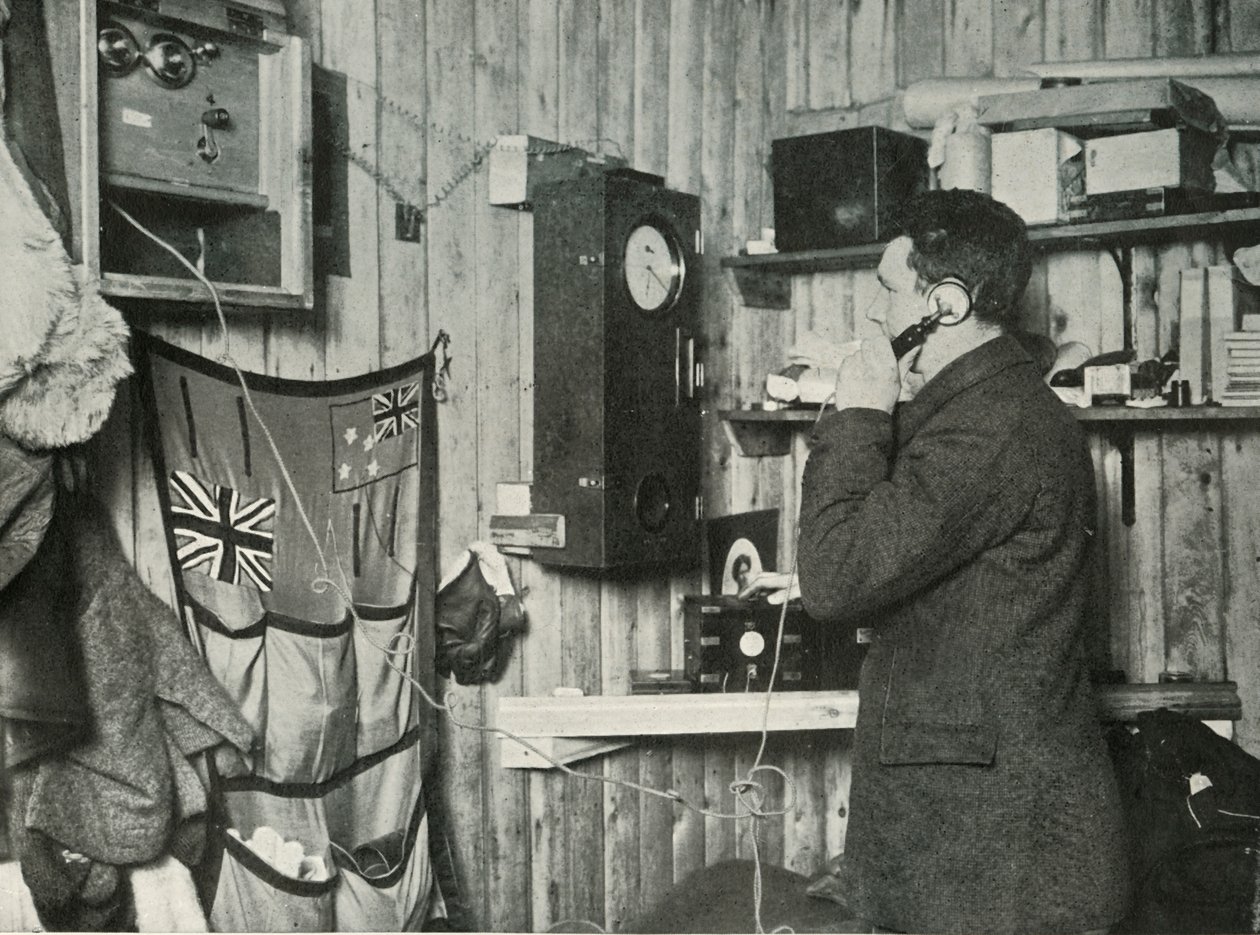 El Dr. Simpson en la cabaña al otro lado del teléfono cronometrando la observación, c1911, 1913 de Herbert Ponting