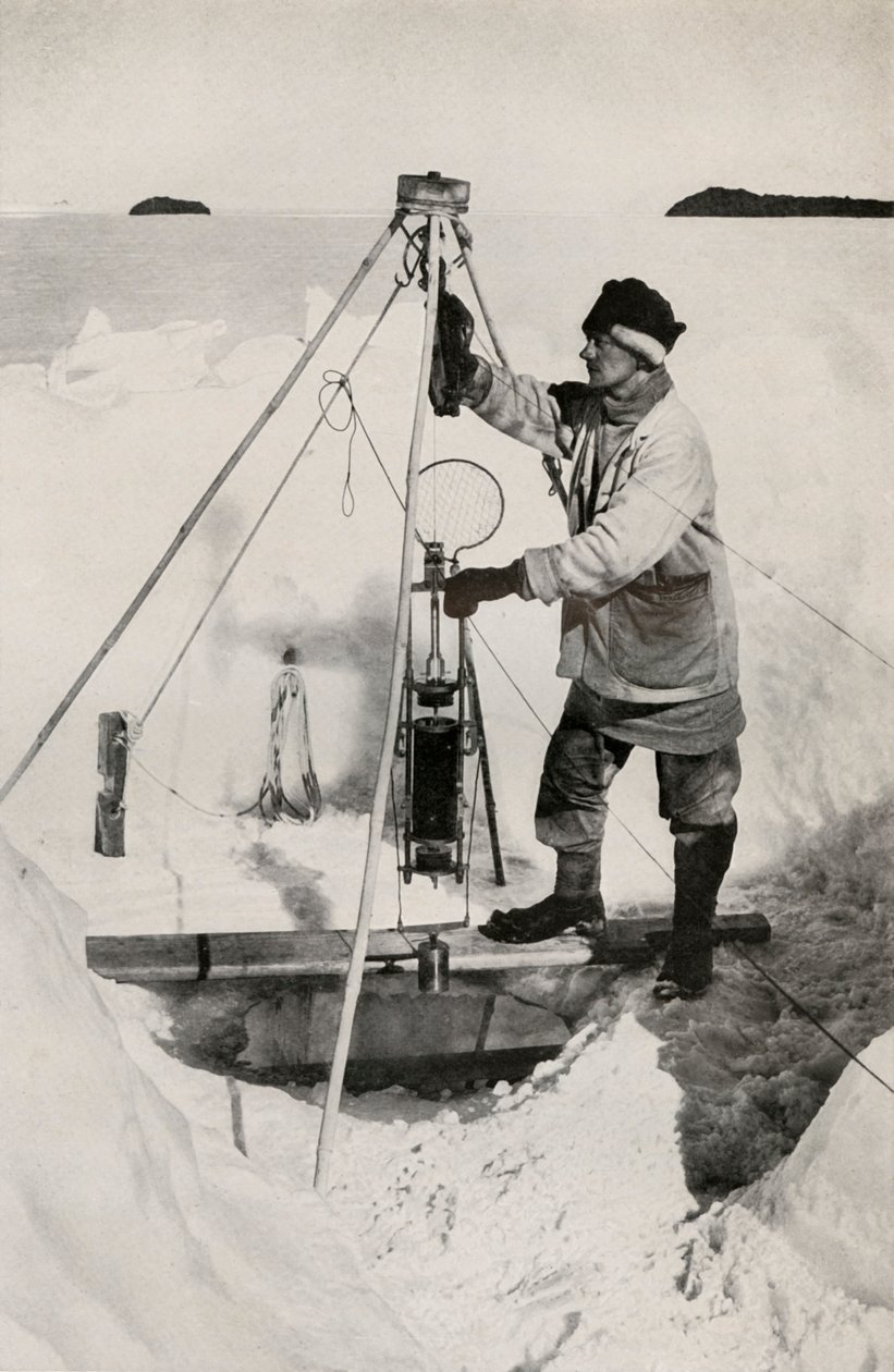 E. W. Nelson con la botella de agua aislada Nansen-Petersen, c1911, 1913 de Herbert Ponting