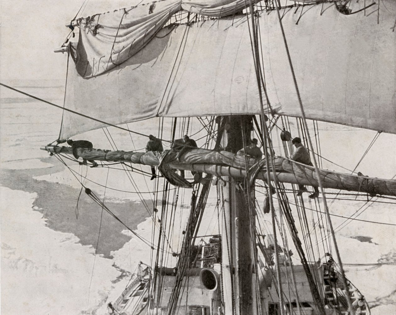 Enrollando la vela en el hielo, c1910-1913, 1913 de Herbert Ponting