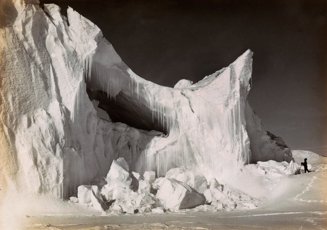 Castillo de hielo al final del invierno filmado durante la expedición inglesa a la Antártida de Herbert Ponting